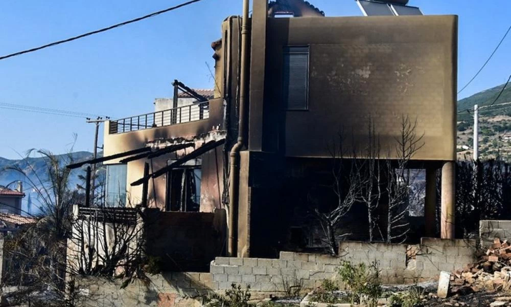 Φωτιά στην Πάτρα: Κρανίου τόπος στην Καρυά – Κάηκαν σπίτια και αυτοκίνητα